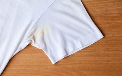 Pourquoi ton t-shirt blanc jaunit sous les bras ?